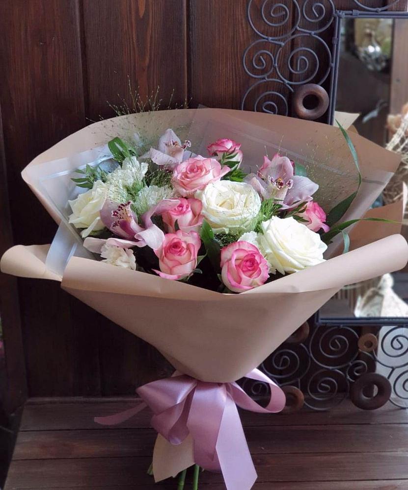 Букет цветов из: Гвоздики, Орхидеи, Розы и Хризантемы в Балтаси