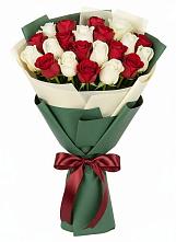 Букет Микс из красных и белых роз в Балтаси