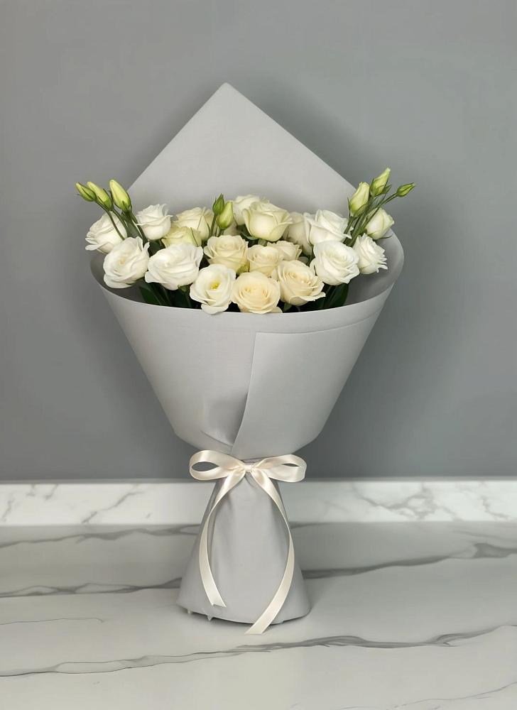 Букет цветов из: Розы и Лизиантусы в Балтаси