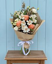 Букет цветов из:  Альстромерии, Лизиантусы, Розы и Хризантемы в Балтаси