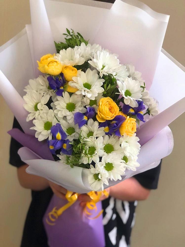 Букет цветов из: Ирисы, Хризантемы и Розы в Балтаси