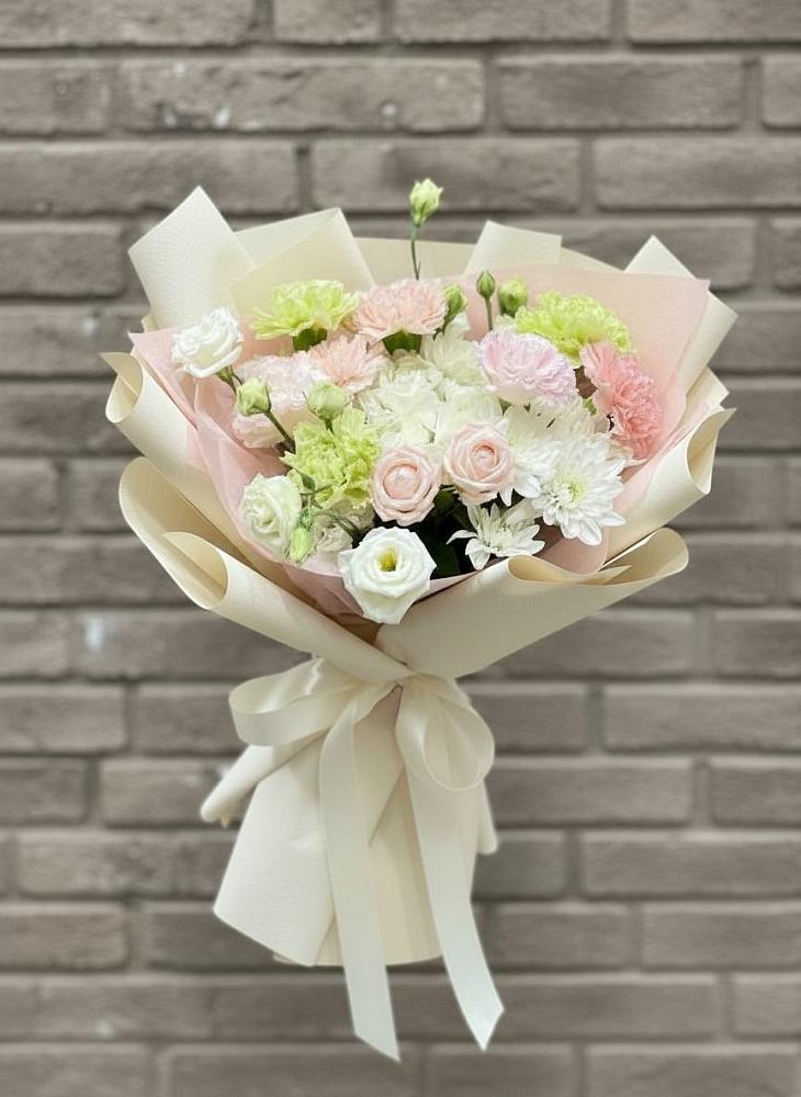 Букет цветов из: Гвоздики, Розы, Лизиантусы и Хризантемы в Балтаси