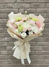 Букет цветов из:  Гвоздики, Розы, Лизиантусы и Хризантемы в Балтаси