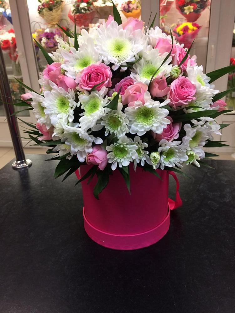 Цветочная композиция из Розы и Хризантемы в шляпной коробке в Балтаси