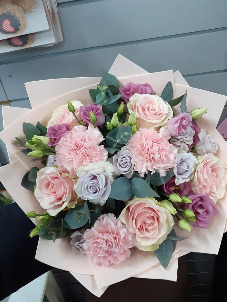 Букет цветов из: Розы, Гвоздики и Лизиантусы в Балтаси