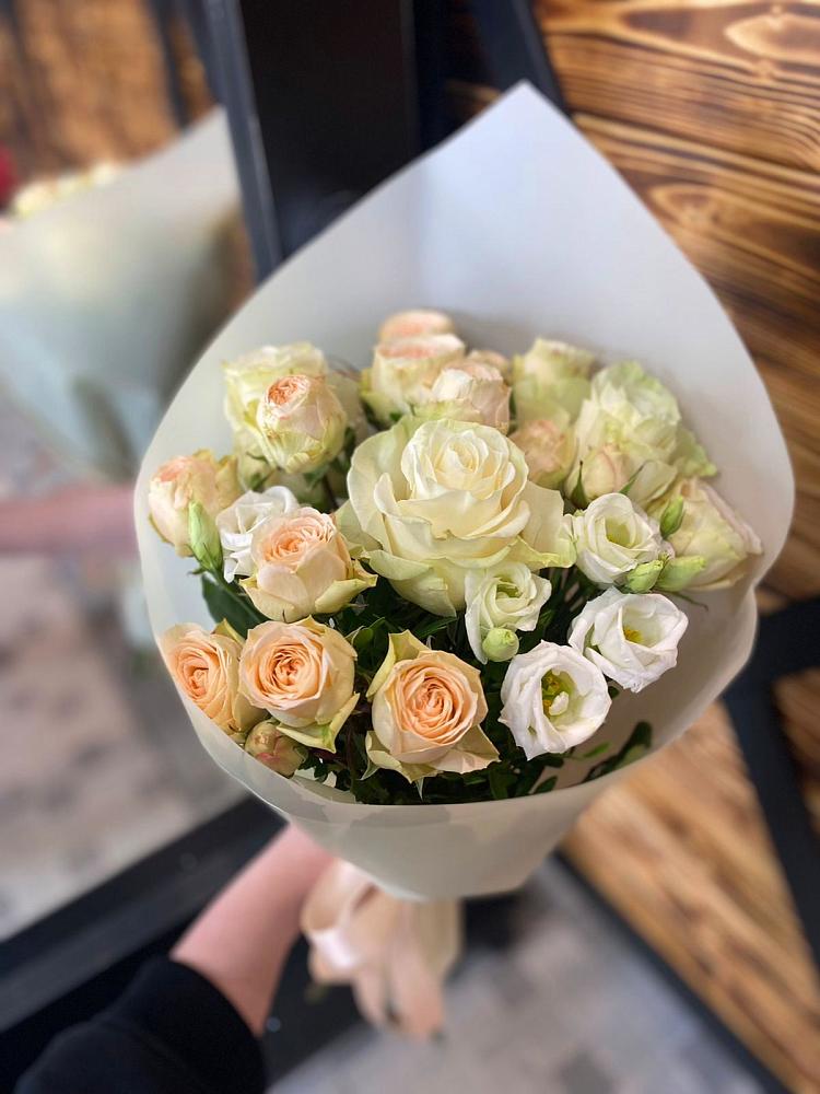 Букет цветов из: Розы и Лизиантусы в Балтаси